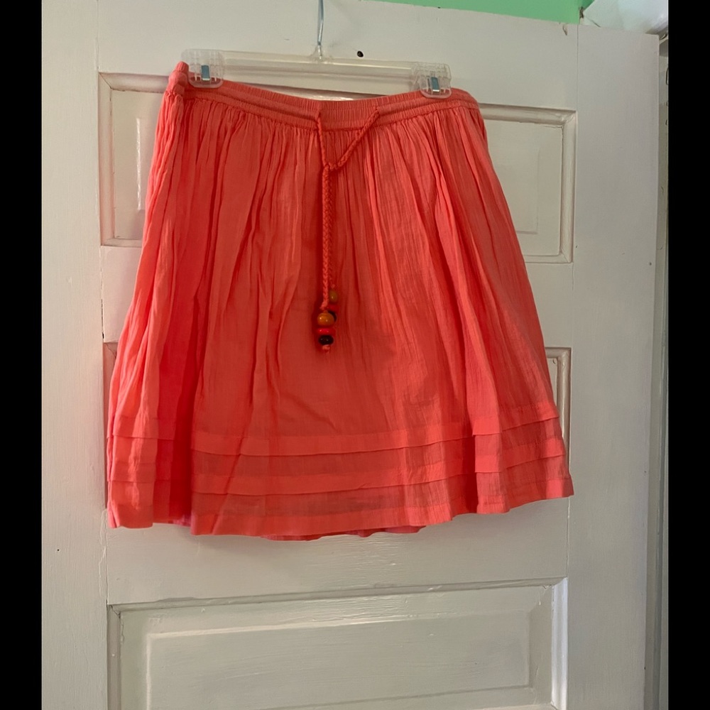 Old Navy Size medium fully lined mini skirt. Excellent condition.